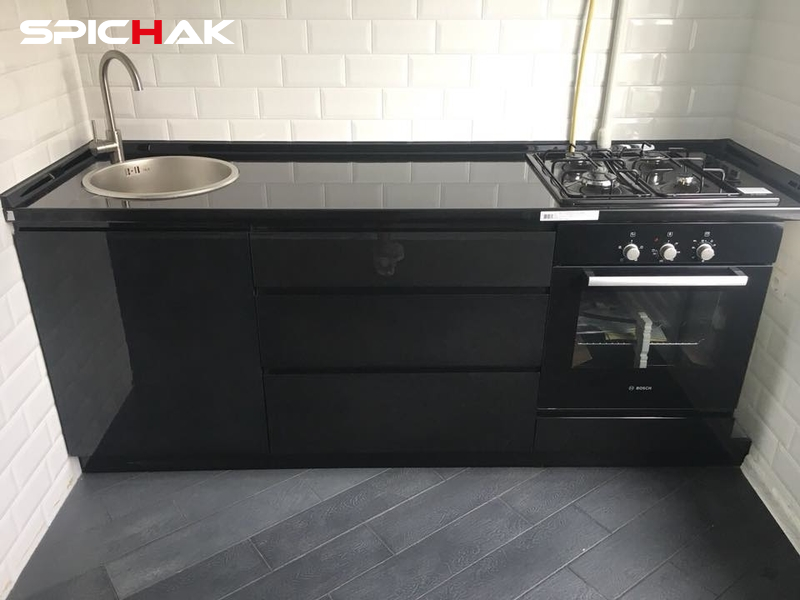 Красивая миникухня в чёрном глянце