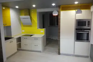 Маленька кухня с фасадми с акрила