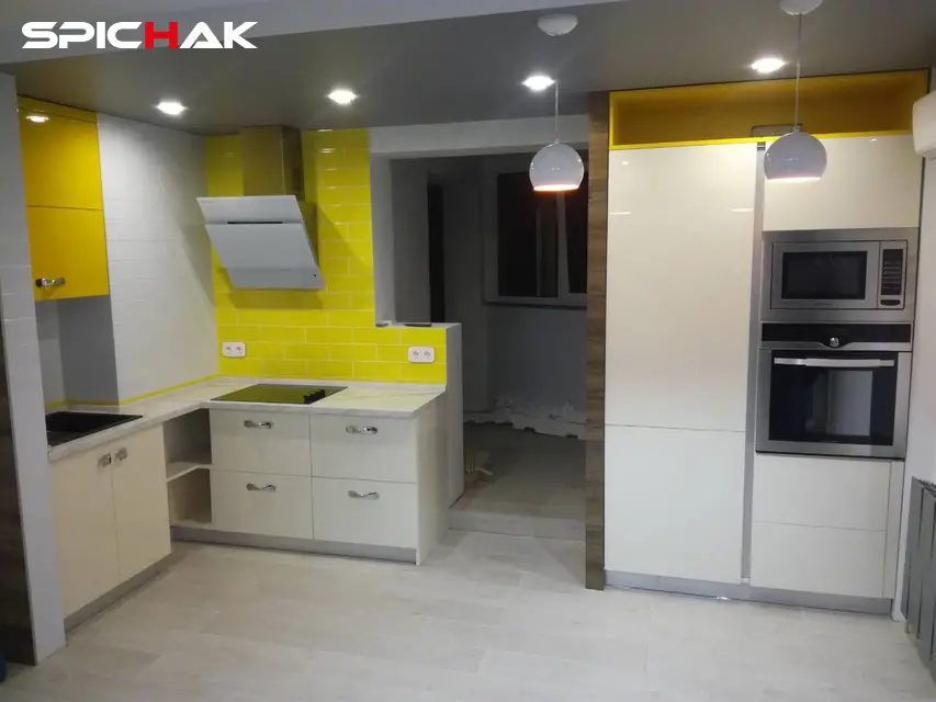 Маленька кухня с фасадми с акрила