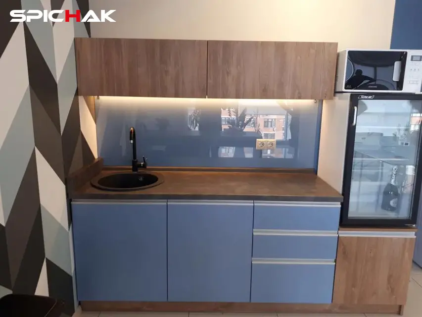 Мини кухня в офис с фасадами ДСП