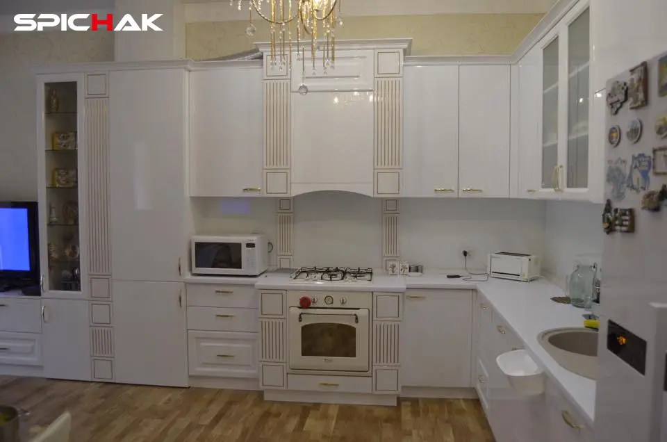 Кухня в модерне с частичками классики фасад МДФ краска